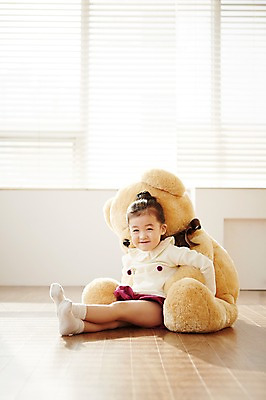 포토 JPG 전신 여자 어린이 인형 놀이 실내 한명 웃음 사람 앉기 동양인 유치원생 곰인형 한국인 여자만 여자한명만 어린이만 소녀만 소녀한명만 국내포토 1 모션 표정 인종 내부 파일형식