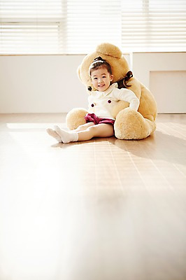 포토 JPG 전신 여자 어린이 인형 놀이 실내 한명 웃음 사람 앉기 동양인 유치원생 곰인형 한국인 여자만 여자한명만 어린이만 소녀만 소녀한명만 국내포토 1 모션 표정 인종 내부 파일형식