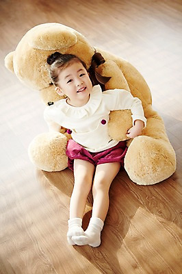 포토 JPG 전신 여자 어린이 인형 놀이 실내 한명 웃음 사람 앉기 동양인 유치원생 곰인형 한국인 여자만 여자한명만 어린이만 소녀만 소녀한명만 국내포토 1 모션 표정 인종 내부 파일형식