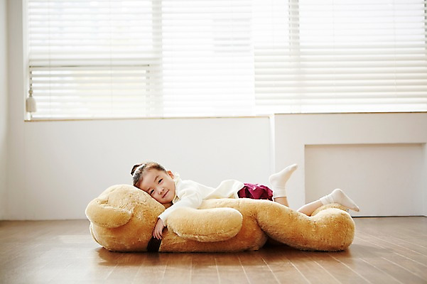 포토 JPG 전신 여자 어린이 인형 엎드리기 놀이 실내 한명 사람 동양인 옆모습 눕기 유치원생 곰인형 한국인 여자만 여자한명만 어린이만 소녀만 소녀한명만 국내포토 1 뷰포인트 모션 인종 내부 파일형식