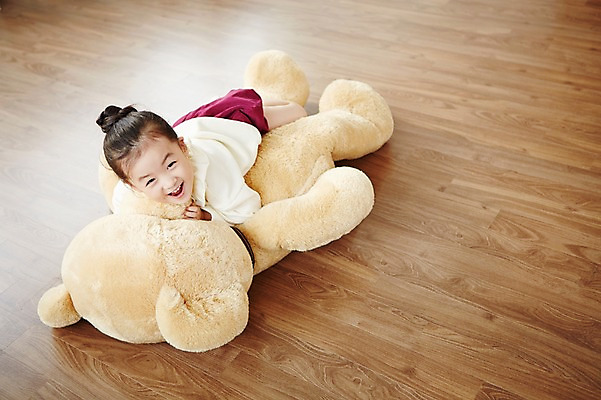 포토 JPG 여자 어린이 인형 엎드리기 놀이 실내 한명 웃음 사람 동양인 상반신 유치원생 곰인형 한국인 여자만 여자한명만 어린이만 소녀만 소녀한명만 국내포토 1 모션 표정 인종 내부 파일형식