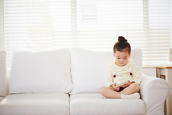 포토 JPG 전신 여자 어린이 실내 한명 들기 사람 동양인 앞모습 스마트폰 핸드폰 소파 유치원생 한국인 가부좌 여자만 여자한명만 어린이만 소녀만 소녀한명만 국내포토 1 뷰포인트 의자 모션 앉기 인종 내부 전자제품 스마트기기 파일형식