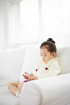 포토 JPG 여자 어린이 실내 한명 들기 사람 앉기 동양인 상반신 스마트폰 핸드폰 소파 유치원생 한국인 여자만 여자한명만 어린이만 소녀만 소녀한명만 국내포토 1 의자 모션 인종 내부 전자제품 스마트기기 파일형식