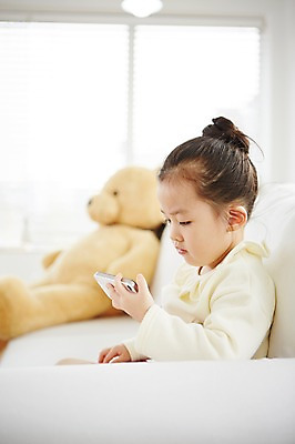 포토 JPG 여자 어린이 실내 한명 들기 사람 앉기 동양인 상반신 옆모습 아웃포커스 스마트폰 핸드폰 소파 유치원생 한국인 여자만 여자한명만 어린이만 소녀만 소녀한명만 국내포토 1 뷰포인트 의자 모션 촬영기법 인종 내부 전자제품 스마트기기 파일형식