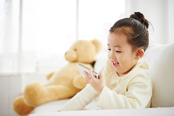 포토 JPG 여자 어린이 실내 한명 웃음 들기 사람 앉기 동양인 상반신 옆모습 아웃포커스 스마트폰 핸드폰 소파 유치원생 한국인 여자만 여자한명만 어린이만 소녀만 소녀한명만 국내포토 1 뷰포인트 의자 모션 촬영기법 표정 인종 내부 전자제품 스마트기기 파일형식