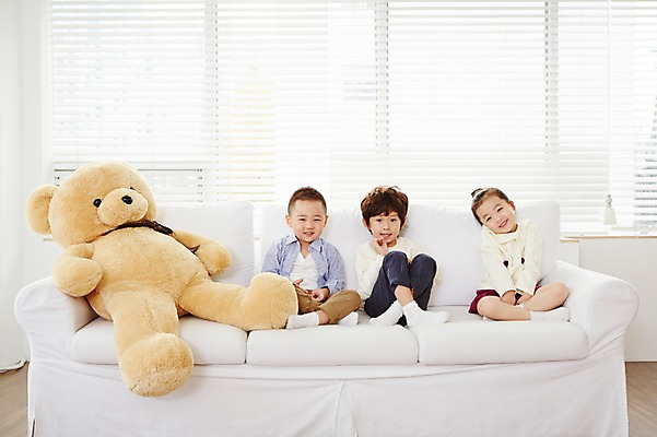 포토 JPG 전신 여자 남자 어린이 인형 실내 웃음 사람 동양인 앞모습 세명 친구 소파 유치원생 곰인형 한국인 가부좌 어린이만 국내포토 뷰포인트 의자 관계 표정 앉기 인종 내부 파일형식