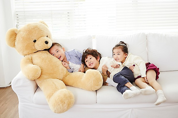 포토 JPG 전신 여자 남자 어린이 인형 실내 웃음 사람 동양인 세명 친구 소파 눕기 기댐 유치원생 곰인형 한국인 어린이만 국내포토 의자 관계 모션 표정 인종 내부 파일형식