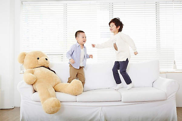 포토 JPG 전신 남자 어린이 인형 놀이 실내 웃음 사람 동양인 상반신 두명 친구 소파 점프 유치원생 곰인형 한국인 남자만 어린이만 소년만 국내포토 의자 관계 모션 표정 인종 내부 파일형식