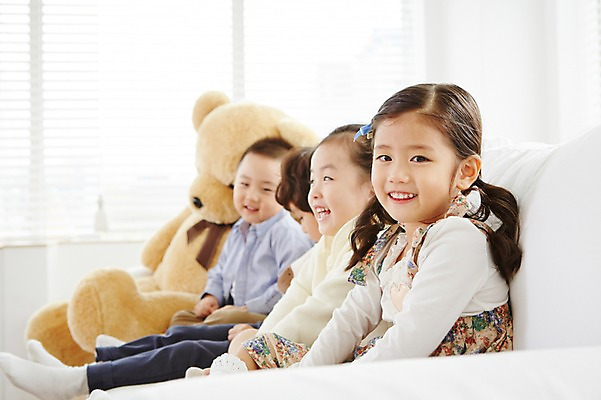 포토 JPG 여자 남자 어린이 인형 실내 웃음 사람 앉기 동양인 여러명 상반신 옆모습 친구 소파 유치원생 곰인형 한국인 어린이만 국내포토 뷰포인트 다수 의자 관계 모션 표정 인종 내부 파일형식