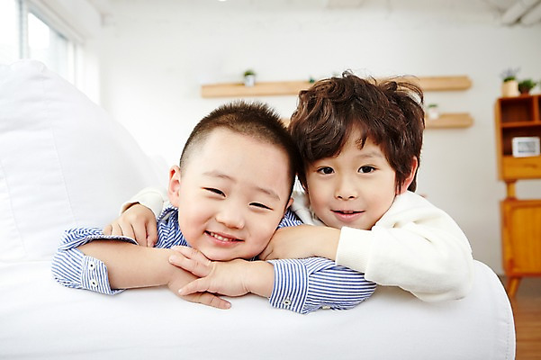 포토 JPG 남자 어린이 엎드리기 실내 웃음 사람 동양인 상반신 두명 앞모습 친구 소파 유치원생 한국인 남자만 어린이만 소년만 국내포토 뷰포인트 의자 관계 모션 표정 인종 내부 파일형식