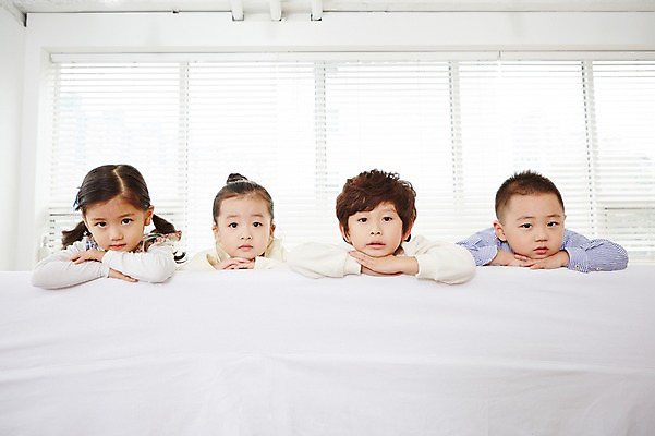 포토 JPG 여자 남자 어린이 엎드리기 실내 사람 동양인 여러명 상반신 앞모습 친구 소파 유치원생 한국인 어린이만 국내포토 뷰포인트 다수 의자 관계 모션 인종 내부 파일형식