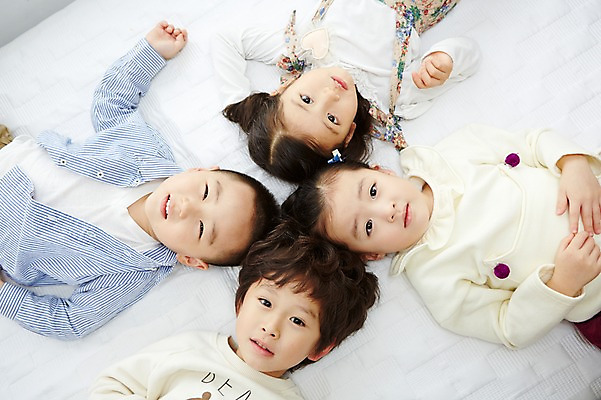 포토 JPG 여자 남자 어린이 실내 웃음 사람 동양인 여러명 상반신 앞모습 친구 눕기 유치원생 한국인 어린이만 국내포토 뷰포인트 다수 관계 모션 표정 인종 내부 파일형식