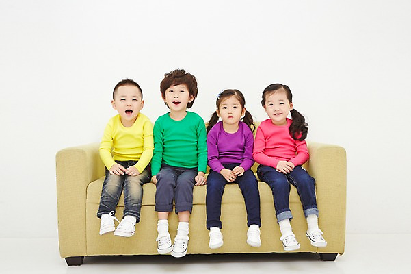 포토 JPG 전신 여자 남자 어린이 다수 모션 실내 사람 앉기 동양인 여러명 앞모습 친구 소파 유치원생 한국인 어린이만 국내포토 뷰포인트 의자 관계 인종 내부 파일형식