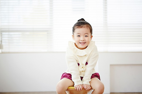 포토 JPG 여자 어린이 실내 한명 웃음 사람 앉기 동양인 상반신 앞모습 유치원생 한국인 여자만 여자한명만 어린이만 소녀만 소녀한명만 국내포토 1 뷰포인트 모션 표정 인종 내부 파일형식