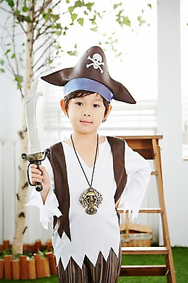 포토 JPG 남자 어린이 놀이 실내 한명 서기 들기 사람 동양인 상반신 앞모습 유치원생 한국인 칼 즐거움 해적 해적놀이 해적의상 남자만 남자한명만 어린이만 소년만 소년한명만 국내포토 1 옷 감정 뷰포인트 모션 인종 내부 도둑 파일형식