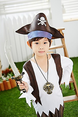 포토 JPG 남자 어린이 놀이 실내 한명 서기 들기 사람 동양인 상반신 앞모습 하이앵글 유치원생 한국인 칼 즐거움 해적 해적놀이 해적의상 남자만 남자한명만 어린이만 소년만 소년한명만 국내포토 1 옷 감정 뷰포인트 모션 인종 내부 도둑 파일형식