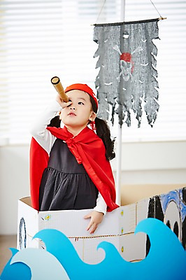 포토 JPG 여자 어린이 파도 놀이 실내 한명 서기 들기 사람 동양인 상반신 앞모습 유치원생 망원경 일안경 한국인 관찰 망토 즐거움 해적 해적놀이 해적의상 해적선 여자만 여자한명만 어린이만 소녀만 소녀한명만 국내포토 1 옷 감정 바다 뷰포인트 배_교통 모션 인종 내부 도둑 파일형식