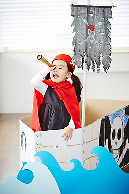 포토 JPG 여자 어린이 파도 놀이 실내 한명 서기 들기 사람 동양인 상반신 유치원생 망원경 일안경 한국인 관찰 망토 즐거움 해적 해적놀이 해적의상 해적선 여자만 여자한명만 어린이만 소녀만 소녀한명만 국내포토 1 옷 감정 바다 배_교통 모션 인종 내부 도둑 파일형식