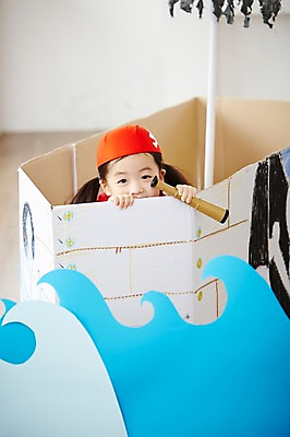 포토 JPG 여자 어린이 파도 놀이 실내 한명 들기 사람 동양인 상반신 앞모습 유치원생 망원경 일안경 한국인 즐거움 해적 해적놀이 해적의상 해적선 여자만 여자한명만 어린이만 소녀만 소녀한명만 국내포토 1 옷 감정 바다 뷰포인트 배_교통 모션 인종 내부 도둑 파일형식