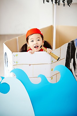 포토 JPG 여자 어린이 파도 놀이 실내 한명 들기 사람 동양인 상반신 앞모습 유치원생 망원경 일안경 한국인 즐거움 해적 해적놀이 해적의상 해적선 여자만 여자한명만 어린이만 소녀만 소녀한명만 국내포토 1 옷 감정 바다 뷰포인트 배_교통 모션 인종 내부 도둑 파일형식