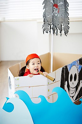 포토 JPG 여자 어린이 파도 놀이 실내 한명 웃음 들기 사람 동양인 상반신 유치원생 망원경 일안경 한국인 즐거움 해적 해적놀이 해적의상 해적선 여자만 여자한명만 어린이만 소녀만 소녀한명만 국내포토 1 옷 감정 바다 배_교통 모션 표정 인종 내부 도둑 파일형식