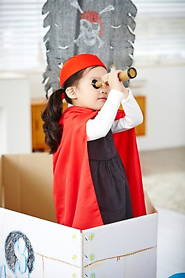 포토 JPG 여자 어린이 놀이 실내 한명 서기 들기 사람 동양인 상반신 옆모습 유치원생 망원경 일안경 한국인 관찰 망토 즐거움 해적 해적놀이 해적의상 해적선 여자만 여자한명만 어린이만 소녀만 소녀한명만 국내포토 1 옷 감정 뷰포인트 배_교통 모션 인종 내부 도둑 파일형식