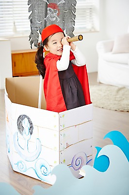 포토 JPG 여자 어린이 파도 놀이 실내 한명 서기 웃음 들기 사람 동양인 상반신 유치원생 망원경 일안경 한국인 관찰 망토 즐거움 해적 해적놀이 해적의상 해적선 여자만 여자한명만 어린이만 소녀만 소녀한명만 국내포토 1 옷 감정 바다 배_교통 모션 표정 인종 내부 도둑 파일형식