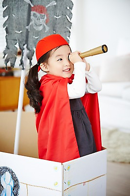 포토 JPG 여자 어린이 놀이 실내 한명 서기 웃음 들기 사람 동양인 상반신 옆모습 유치원생 망원경 일안경 한국인 관찰 망토 즐거움 해적 해적놀이 해적의상 해적선 여자만 여자한명만 어린이만 소녀만 소녀한명만 국내포토 1 옷 감정 뷰포인트 배_교통 모션 표정 인종 내부 도둑 파일형식