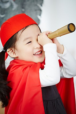 포토 JPG 여자 어린이 놀이 실내 한명 웃음 들기 사람 동양인 상반신 옆모습 유치원생 망원경 일안경 한국인 관찰 망토 즐거움 해적 해적놀이 해적의상 여자만 여자한명만 어린이만 소녀만 소녀한명만 국내포토 1 옷 감정 뷰포인트 모션 표정 인종 내부 도둑 파일형식