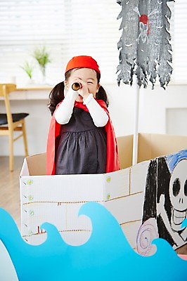 포토 JPG 여자 어린이 파도 놀이 실내 한명 서기 들기 사람 동양인 상반신 앞모습 유치원생 망원경 일안경 한국인 관찰 망토 즐거움 해적 해적놀이 해적의상 해적선 여자만 여자한명만 어린이만 소녀만 소녀한명만 국내포토 1 옷 감정 바다 뷰포인트 배_교통 모션 인종 내부 도둑 파일형식