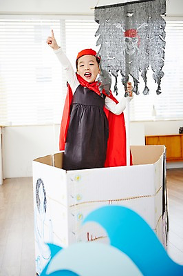 포토 JPG 여자 어린이 파도 놀이 실내 한명 서기 웃음 사람 동양인 손짓 상반신 앞모습 손들기 유치원생 한국인 가리킴 망토 즐거움 해적 해적놀이 해적의상 해적선 여자만 여자한명만 어린이만 소녀만 소녀한명만 국내포토 1 옷 감정 바다 뷰포인트 배_교통 모션 표정 인종 내부 도둑 파일형식