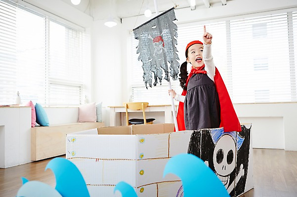 포토 JPG 여자 어린이 파도 놀이 실내 한명 서기 사람 동양인 손짓 상반신 손들기 유치원생 한국인 가리킴 망토 즐거움 해적 해적놀이 해적의상 해적선 여자만 여자한명만 어린이만 소녀만 소녀한명만 국내포토 1 옷 감정 바다 배_교통 모션 인종 내부 도둑 파일형식