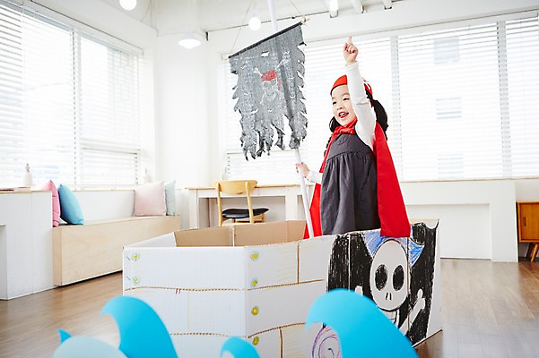 포토 JPG 여자 어린이 파도 놀이 실내 한명 서기 웃음 사람 동양인 손짓 상반신 손들기 유치원생 한국인 가리킴 망토 즐거움 해적 해적놀이 해적의상 해적선 여자만 여자한명만 어린이만 소녀만 소녀한명만 국내포토 1 옷 감정 바다 배_교통 모션 표정 인종 내부 도둑 파일형식