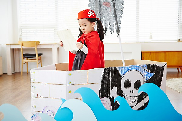 포토 JPG 여자 어린이 파도 지도 놀이 실내 한명 서기 들기 사람 동양인 상반신 옆모습 유치원생 한국인 망토 즐거움 해적 해적놀이 해적의상 해적선 보물지도 여자만 여자한명만 어린이만 소녀만 소녀한명만 국내포토 1 옷 감정 바다 뷰포인트 배_교통 모션 인종 내부 도둑 파일형식