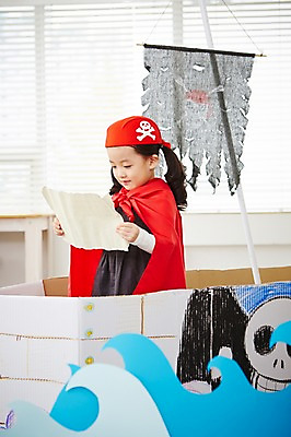 포토 JPG 여자 어린이 파도 지도 놀이 실내 한명 서기 들기 사람 동양인 상반신 유치원생 한국인 망토 즐거움 해적 해적놀이 해적의상 해적선 보물지도 여자만 여자한명만 어린이만 소녀만 소녀한명만 국내포토 1 옷 감정 바다 배_교통 모션 인종 내부 도둑 파일형식