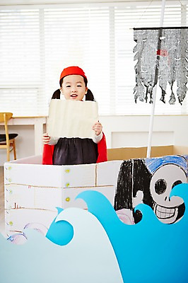 포토 JPG 여자 어린이 파도 지도 놀이 실내 한명 서기 들기 사람 동양인 상반신 앞모습 유치원생 한국인 망토 즐거움 해적 해적놀이 해적의상 해적선 보물지도 여자만 여자한명만 어린이만 소녀만 소녀한명만 국내포토 1 옷 감정 바다 뷰포인트 배_교통 모션 인종 내부 도둑 파일형식