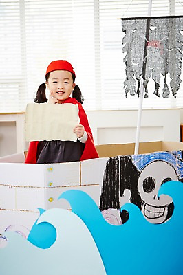 포토 JPG 여자 어린이 파도 지도 놀이 실내 한명 서기 웃음 들기 사람 동양인 상반신 앞모습 유치원생 한국인 망토 즐거움 해적 해적놀이 해적의상 해적선 보물지도 여자만 여자한명만 어린이만 소녀만 소녀한명만 국내포토 1 옷 감정 바다 뷰포인트 배_교통 모션 표정 인종 내부 도둑 파일형식