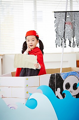 포토 JPG 여자 어린이 파도 지도 놀이 실내 한명 서기 웃음 들기 사람 동양인 손짓 상반신 유치원생 한국인 망토 즐거움 해적 해적놀이 해적의상 해적선 보물지도 여자만 여자한명만 어린이만 소녀만 소녀한명만 국내포토 1 옷 감정 바다 배_교통 모션 표정 인종 내부 도둑 파일형식