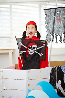 포토 JPG 여자 어린이 파도 놀이 해골 실내 한명 서기 웃음 들기 사람 동양인 상반신 앞모습 유치원생 한국인 깃발 망토 즐거움 해적 해적놀이 해적의상 해적선 해골모형 여자만 여자한명만 어린이만 소녀만 소녀한명만 국내포토 1 옷 감정 바다 뷰포인트 배_교통 모션 뼈 표정 인종 내부 모형 도둑 파일형식