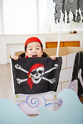 포토 JPG 여자 어린이 파도 놀이 해골 실내 한명 들기 사람 동양인 상반신 앞모습 유치원생 한국인 깃발 즐거움 해적 해적놀이 해적의상 해적선 해골모형 여자만 여자한명만 어린이만 소녀만 소녀한명만 국내포토 1 옷 감정 바다 뷰포인트 배_교통 모션 뼈 인종 내부 모형 도둑 파일형식