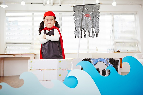 포토 JPG 여자 어린이 파도 놀이 실내 한명 서기 사람 동양인 상반신 앞모습 팔짱 유치원생 한국인 망토 즐거움 해적 해적놀이 해적의상 해적선 여자만 여자한명만 어린이만 소녀만 소녀한명만 국내포토 1 옷 감정 바다 뷰포인트 배_교통 모션 인종 내부 도둑 파일형식