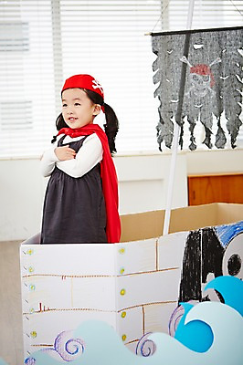 포토 JPG 여자 어린이 파도 놀이 실내 한명 서기 웃음 사람 동양인 상반신 팔짱 유치원생 한국인 망토 즐거움 해적 해적놀이 해적의상 해적선 여자만 여자한명만 어린이만 소녀만 소녀한명만 국내포토 1 옷 감정 바다 배_교통 모션 표정 인종 내부 도둑 파일형식