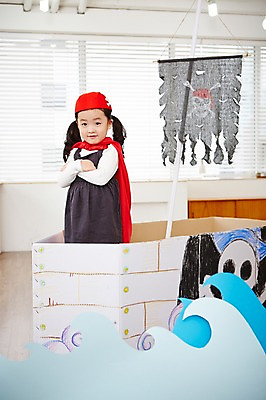 포토 JPG 여자 어린이 파도 놀이 실내 한명 서기 사람 동양인 상반신 팔짱 유치원생 한국인 망토 즐거움 해적 해적놀이 해적의상 해적선 여자만 여자한명만 어린이만 소녀만 소녀한명만 국내포토 1 옷 감정 바다 배_교통 모션 인종 내부 도둑 파일형식