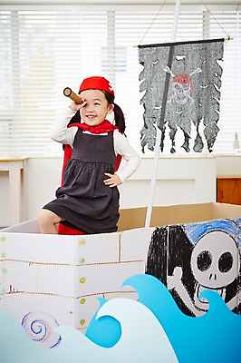 포토 JPG 여자 어린이 파도 허리손 놀이 실내 한명 서기 웃음 들기 사람 동양인 상반신 유치원생 망원경 일안경 한국인 관찰 망토 즐거움 해적 해적놀이 해적의상 해적선 여자만 여자한명만 어린이만 소녀만 소녀한명만 국내포토 1 옷 감정 바다 포즈 배_교통 모션 표정 인종 내부 도둑 파일형식