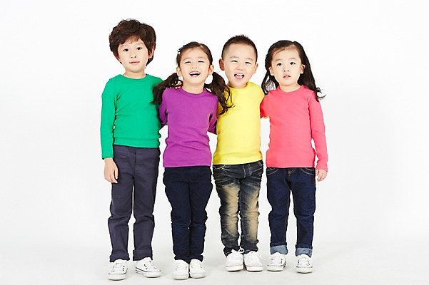 포토 JPG 전신 여자 남자 어린이 다수 모션 어깨동무 실내 서기 웃음 사람 동양인 여러명 앞모습 친구 유치원생 한국인 어린이만 국내포토 뷰포인트 포즈 관계 표정 인종 내부 파일형식