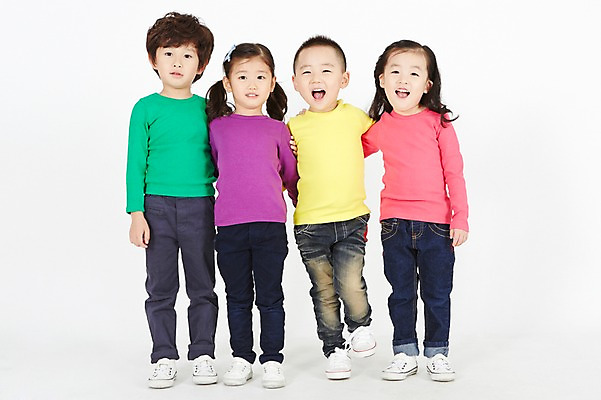 포토 JPG 전신 여자 남자 어린이 다수 모션 어깨동무 실내 서기 웃음 사람 동양인 여러명 앞모습 친구 유치원생 한국인 어린이만 국내포토 뷰포인트 포즈 관계 표정 인종 내부 파일형식