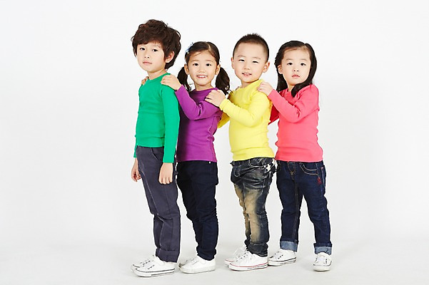 포토 JPG 전신 여자 남자 어린이 다수 모션 놀이 실내 서기 웃음 사람 동양인 여러명 옆모습 친구 유치원생 한국인 기차놀이 어린이만 국내포토 뷰포인트 관계 표정 인종 내부 파일형식