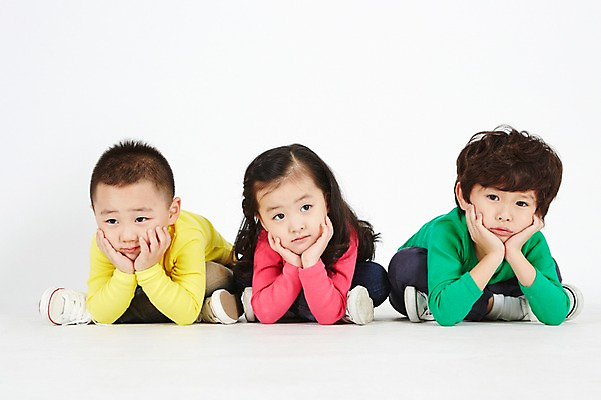 포토 JPG 전신 여자 남자 어린이 엎드리기 다수 모션 실내 사람 동양인 앞모습 세명 친구 턱괴기 유치원생 한국인 가부좌 어린이만 국내포토 뷰포인트 관계 앉기 인종 내부 파일형식