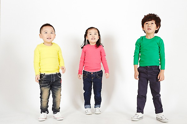 포토 JPG 전신 여자 남자 어린이 다수 모션 실내 서기 웃음 사람 동양인 앞모습 세명 친구 유치원생 한국인 어린이만 국내포토 뷰포인트 관계 표정 인종 내부 파일형식