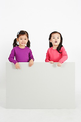 포토 JPG 여자 어린이 안내 프레임 실내 웃음 사람 동양인 상반신 두명 앞모습 친구 유치원생 한국인 알림 여자만 어린이만 소녀만 국내포토 뷰포인트 관계 표정 인종 내부 파일형식